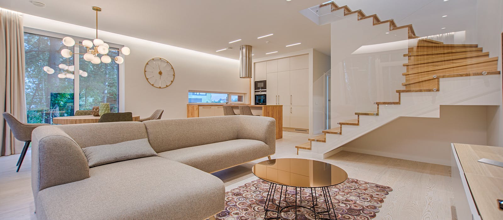 Salon moderne aménagé avec goût, canapé gris et mur végétal