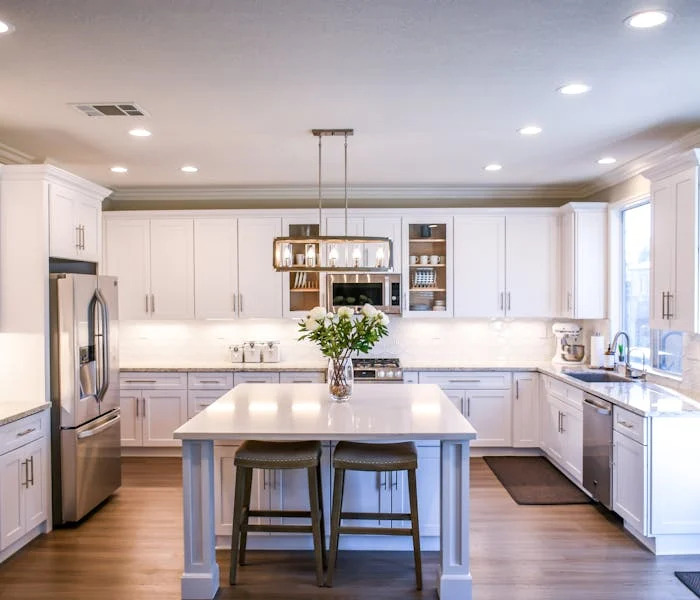 Cuisine ouverte sur salon avec îlot central et mobilier moderne