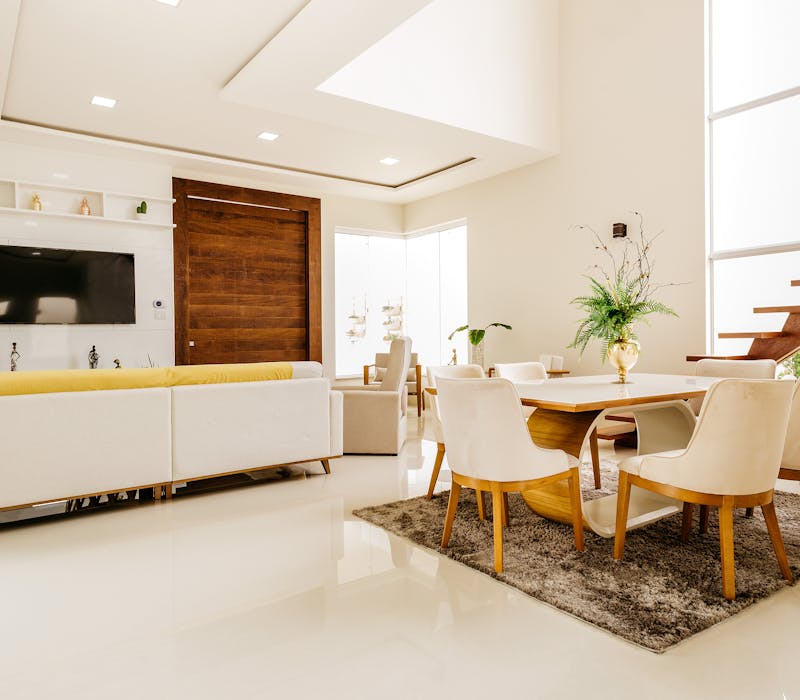 Salon spacieux avec design minimaliste et éléments bois