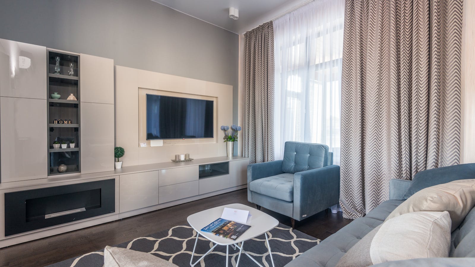 Salon moderne avec grandes fenêtres et mobilier élégant